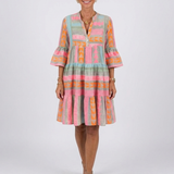 Maelle | Knielanges Stufenkleid mit geometrischem Print und V-Ausschnitt
