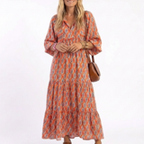Amara | Stufen-Midikleid mit geometrischem Print und V-Ausschnitt