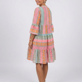 Maelle | Knielanges Stufenkleid mit geometrischem Druck