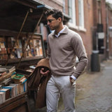 Das Venice Herren-Poloshirt aus Baumwolle mit V-Ausschnitt – Old-Money-Stil