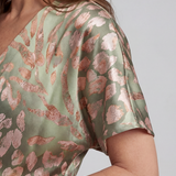 Coralie | Midikleid mit abstraktem Print, V-Ausschnitt und Twist-Detail