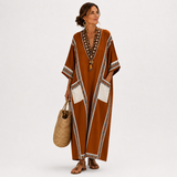 Nadia Kaftan in Terrakotta mit Ethno-Muster