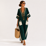 Noor Kaftan in Grün mit Ethno-Muster