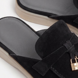 Mediterrane Pantolette aus Veloursleder in Schwarz