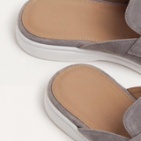 Mediterrane Pantolette aus Veloursleder in Light Grey Suède Mediterranean Mule