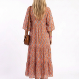 Amara | Stufen-Midikleid mit geometrischem Print und V-Ausschnitt