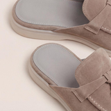Mediterrane Pantolette aus Veloursleder in Beige