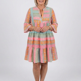 Maelle | Knielanges Stufenkleid mit geometrischem Print und V-Ausschnitt