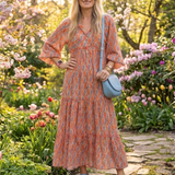 Amara | Stufen-Midikleid mit geometrischem Print und V-Ausschnitt