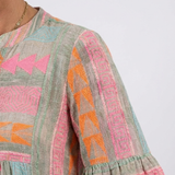 Maelle | Knielanges Stufenkleid mit geometrischem Druck