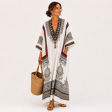 Clara Kaftan in Weiß mit Ethno-Muster