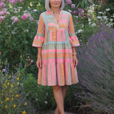 Maelle | Knielanges Stufenkleid mit geometrischem Print und V-Ausschnitt