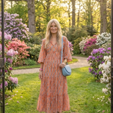 Amara | Stufen-Midikleid mit geometrischem Print und V-Ausschnitt