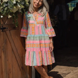 Maelle | Knielanges Stufenkleid mit geometrischem Print und V-Ausschnitt