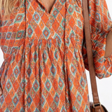 Amara | Stufen-Midikleid mit geometrischem Print und V-Ausschnitt