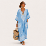 Lina Kaftan in Hellblau mit Ethno-Muster