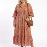 Amara | Stufen-Midikleid mit geometrischem Print und V-Ausschnitt