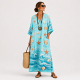 Lucía Kaftan in Türkis und Marineblau