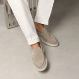 Klassischer Loafer aus Veloursleder in Hellgrau