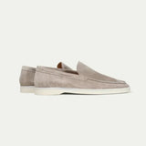 Klassischer Loafer aus Veloursleder in Hellgrau