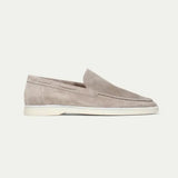 Klassischer Loafer aus Veloursleder in Hellgrau