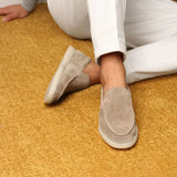 Klassischer Loafer aus Veloursleder in Hellgrau