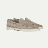 Klassischer Loafer aus Veloursleder in Hellgrau