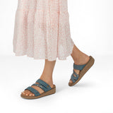 Carrie – Frische Eleganz in klarem Blau