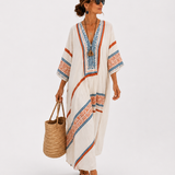Amira Kaftan in Weiß mit Ethno-Muster