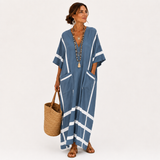 Leila Kaftan in Blau mit Streifen
