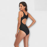 Sportliches Kleid mit offenem Rücken