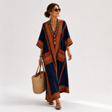 Samira Kaftan in Blau mit Ethno-Muster