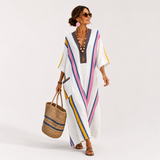 Sara Kaftan in Weiß mit buntem Druck