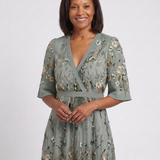 Evadne | Besticktes Maxikleid mit V-Ausschnitt
