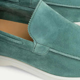 Klassischer Loafer aus Veloursleder in Apfelblau