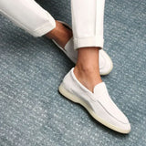 Klassischer Loafer aus Veloursleder in Pearl White