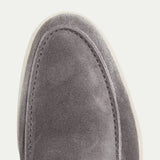 Klassischer Loafer aus Veloursleder in Grau