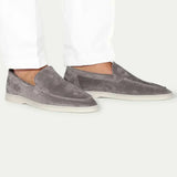 Klassischer Loafer aus Veloursleder in Grau