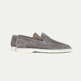 Klassischer Loafer aus Veloursleder in Grau