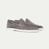 Klassischer Loafer aus Veloursleder in Grau